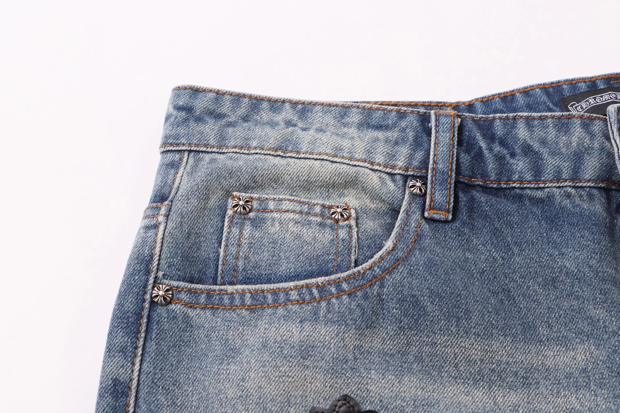 P260 Style number: H86 Croxin & 𝐂𝐡𝐫𝐨𝐦𝐞 𝐇𝐞𝐚𝐫𝐭 ss25 blue black leather oversized leather jeans. Styles with different washed textures are very friendly to people with thin legs. The slightly flared version perfectly modifies the leg shape. The timeless and moderate length makes it easy to match and match. It is the basis for various styles and is a must-have in your wardrobe! The fabric is stiff but also makes the upper body soft without losing texture. The washing process is even more perfect. It is a must-have item for everyone! ! ! Washed wheat, hang tag, pants label, three labels complete Color: blue Size: 30-32-34-36